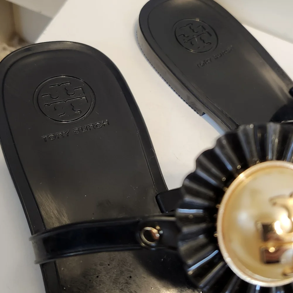 NEW Tory Burch "Melody" Black Patent Pearl Medallion Logo Sandals Sz.7 Ret. $249 - Picture 4 of 5